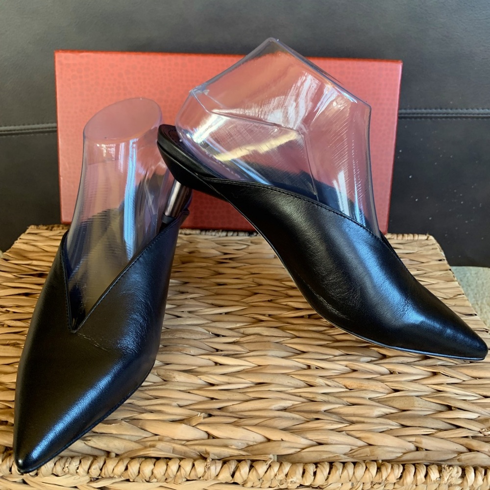 Donald Pliner pointed leather Mule